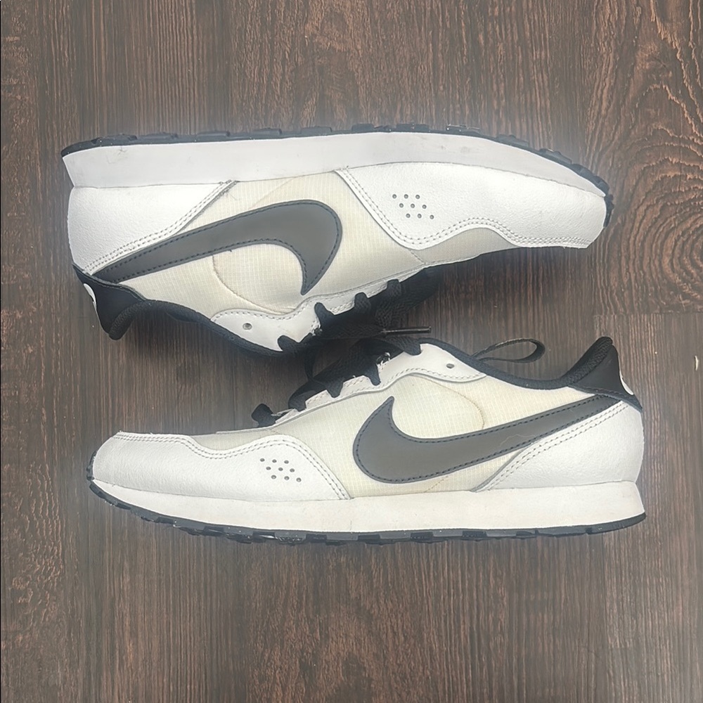 Nike youth shoes low top - Picture 2 of 7